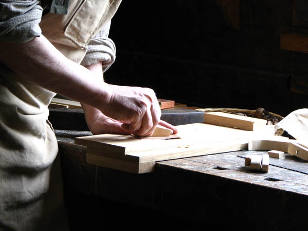 Nuestro equipo de profesionales cuenta  con muchos años de contrastada <strong>experiencia</strong> en el sector de la <strong>carpintería de madera en Cabezas Rubias</strong>.